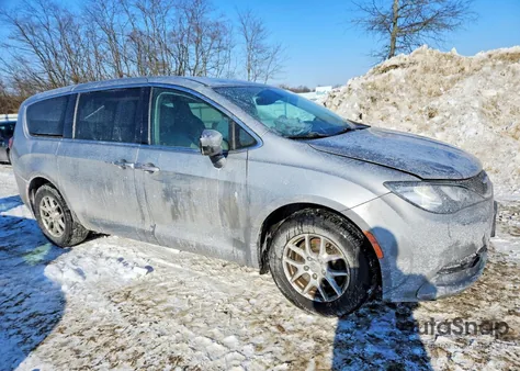 2017 Chrysler Pacifica Touring z USA, uszkodzony, nr VIN 2C4RC1DG2HR522819